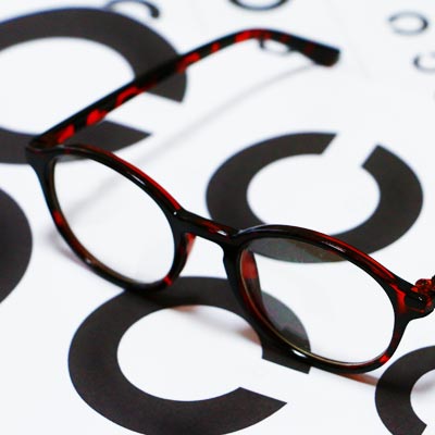 視力検査表とメガネ